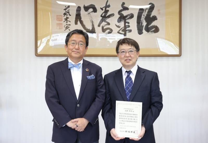 那須保友学長、山田浩司研究教授(右)