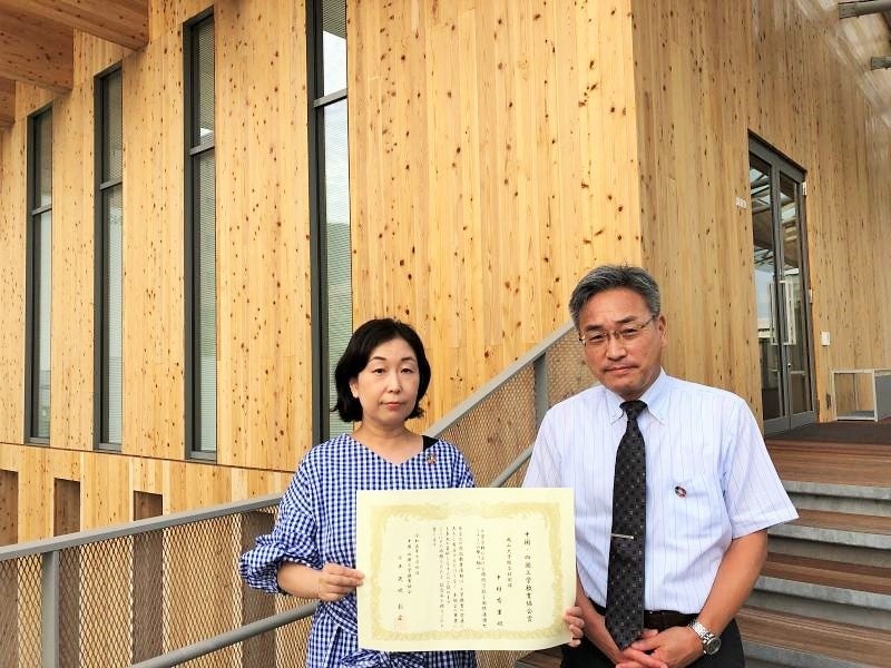 受賞した中村技術専門職員(左)(難波工学部長と一緒に)