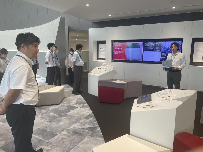 同社のエントランスで説明を受ける岡山大学教職員ら