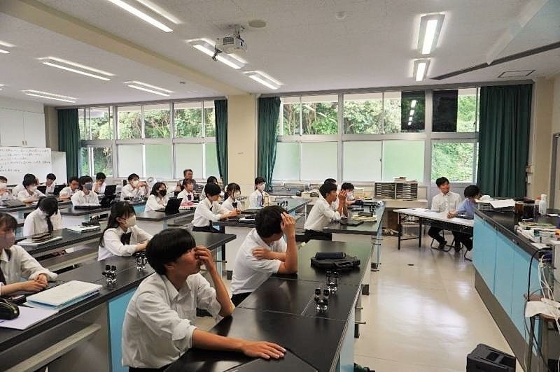 中間発表を聞く高校生ら