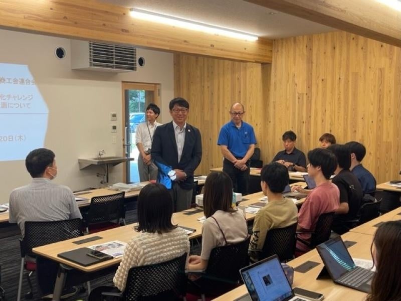 会社紹介をする株式会社ホリグチの堀口真伍社長