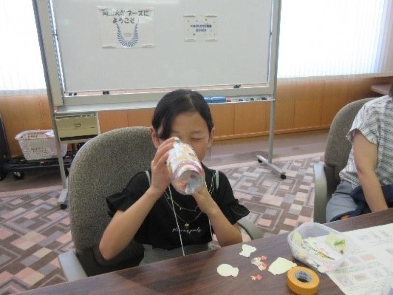 完成した万華鏡をさっそく覗いて楽しむ参加者