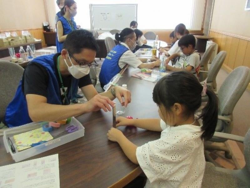 子どもたちの目線で教える技術職員ら