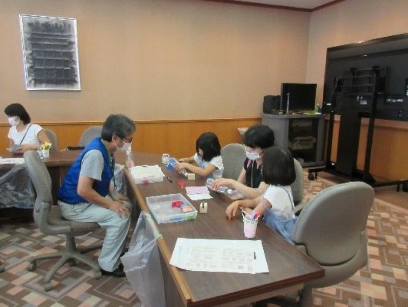 保護者に手伝ってもらいながら作業する様子