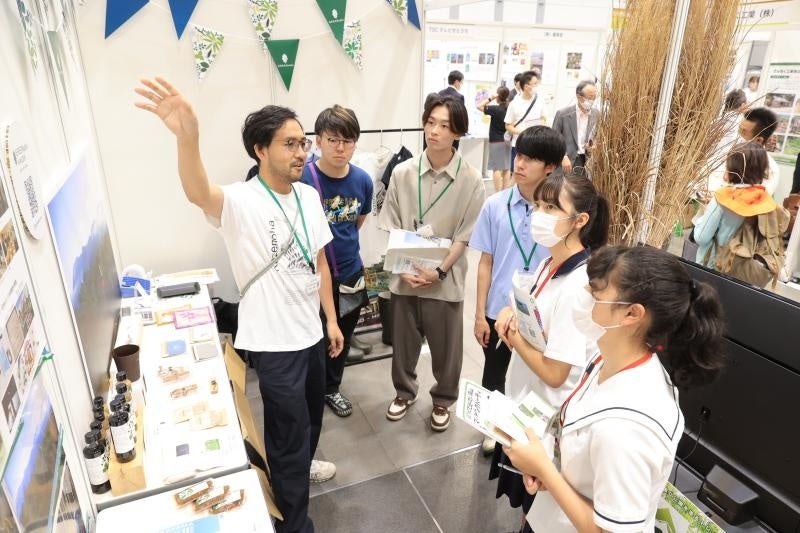 スタディツアーで企業の取り組みについて説明を聞く高校生ら