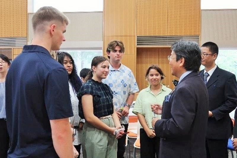 閉講式終了後の懇談会の様子