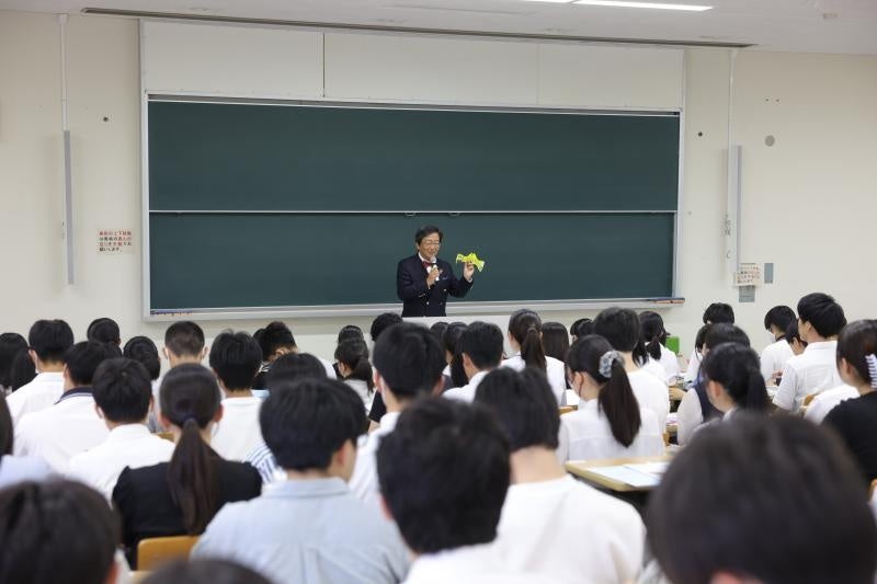 那須保友学長の講演に耳を傾ける参加者ら