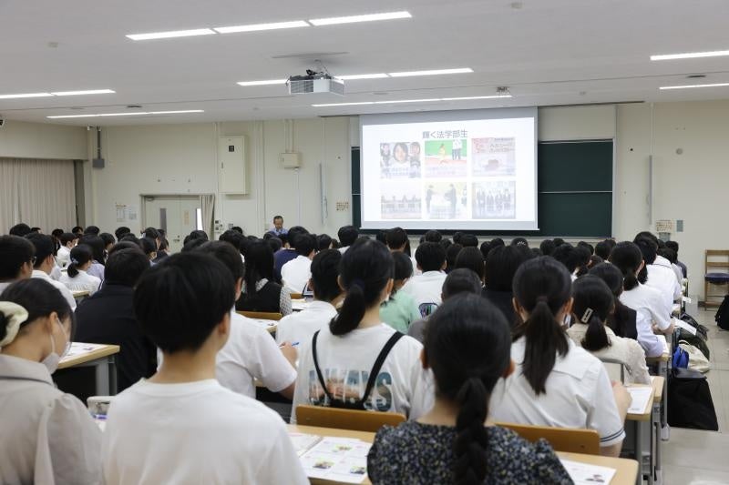 熱心に説明を聞く参加者ら