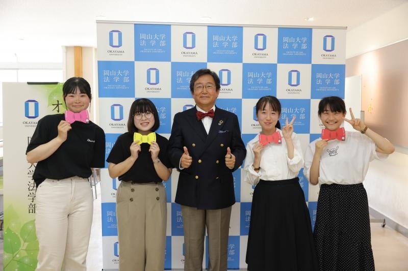 参加者生と那須保友学長との写真撮影