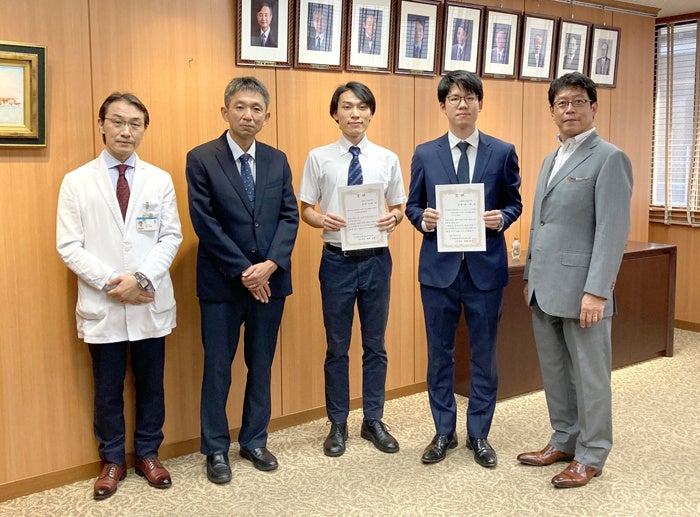 右から，成瀬恵治医歯薬学総合研究科長，山本紘一郎助教（受賞者・総合内科・総合診療科），河合弘樹大学院生（受賞者・精神神経病態学），髙木学教授，大塚文男教授（大藤内分泌医学賞運営委員会委員長）