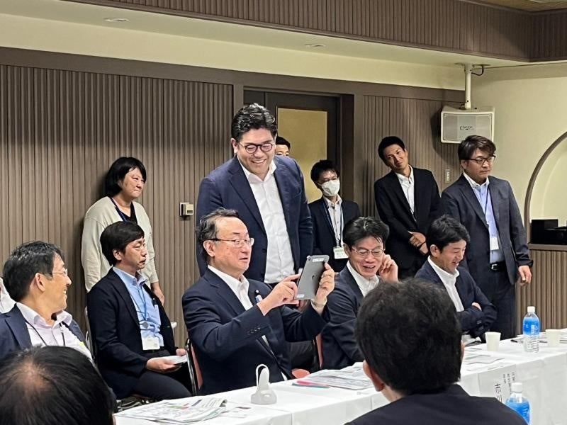 iPicssを実際に使用しているする岡田大臣