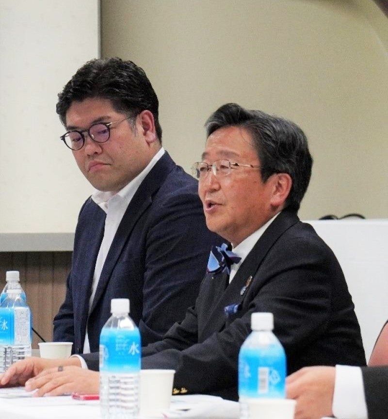 アカデミアが本事業に対し果たす役割を説明する那須学長と牧講師（左）