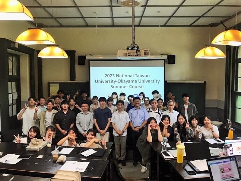 集合写真(開学以来の歴史ある農学部第九教室で、岡大生と国立台湾大生が一緒に勉強しました)