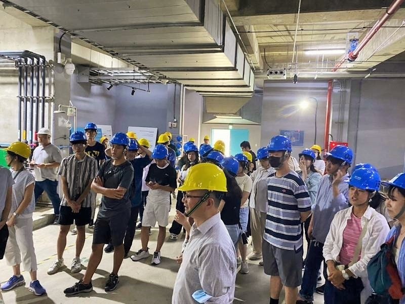 文青水園水資源回收センターでの浄水施設見学の様子（持続的な水資源の利用について理解を深めました）