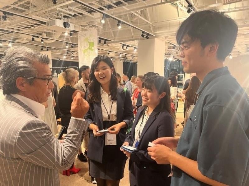 大久保代表理事(左)との歓談の様子
