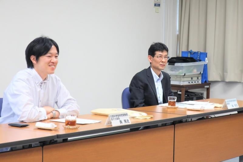 那須学長らと意見交換を行う林審議官（右）と奥原子力課長（左）