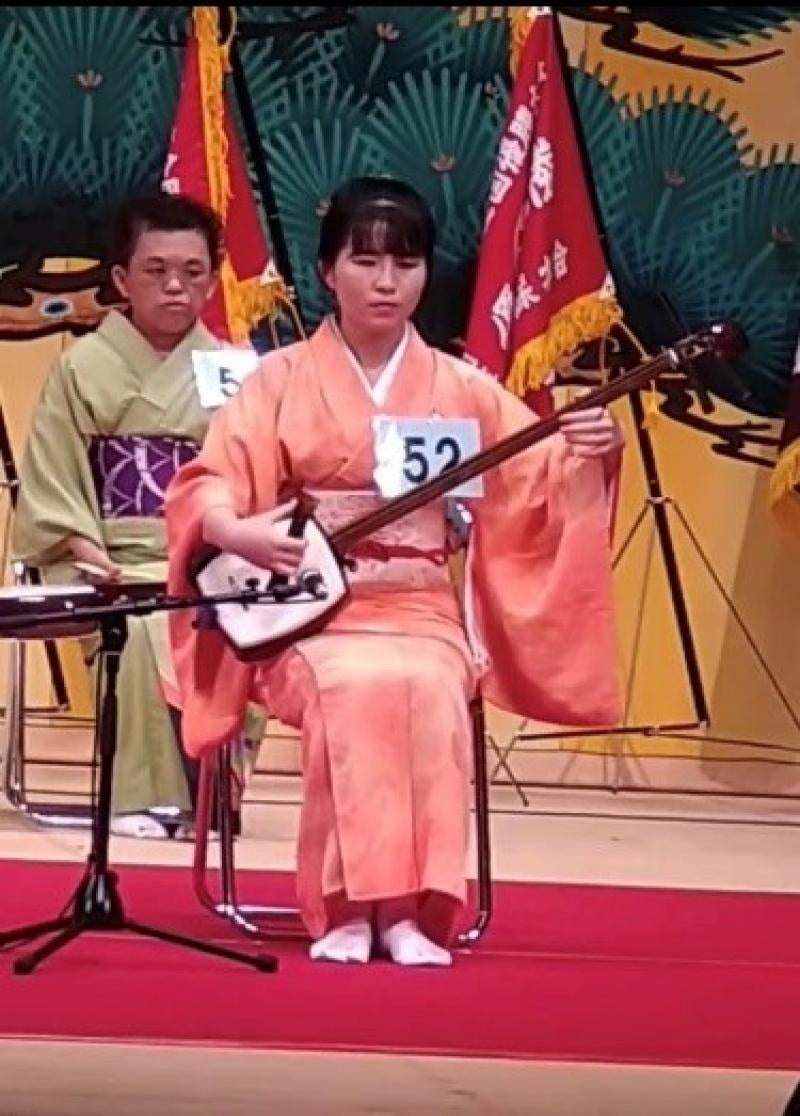 演奏中の福本さん