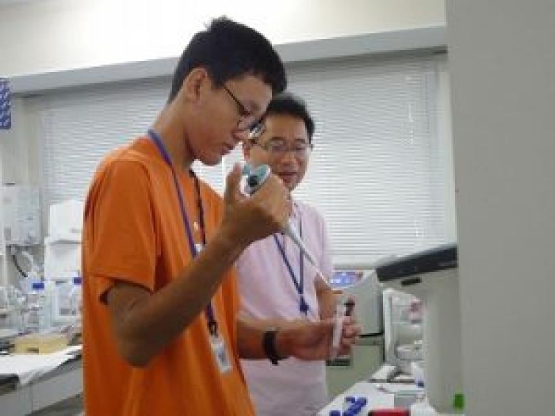 指導を受けながら実験手法を学ぶ学生