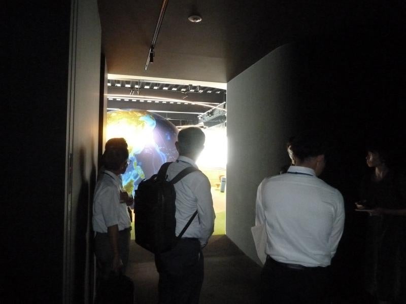 真っ暗なエレベーターホールから臨む地球型会議室に驚く岡山大学教職員ら