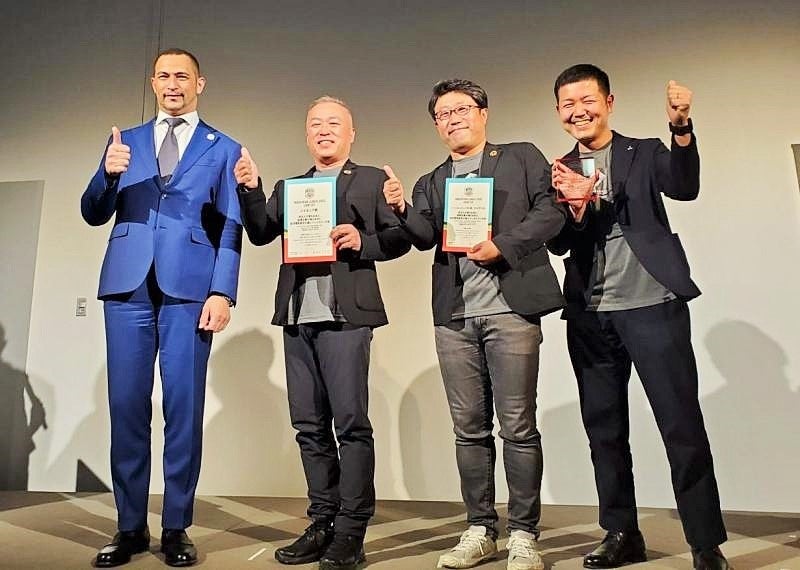 INNOVATION LEAGUE授賞式の模様 室伏広治スポーツ庁長官(左端)らと記念撮影