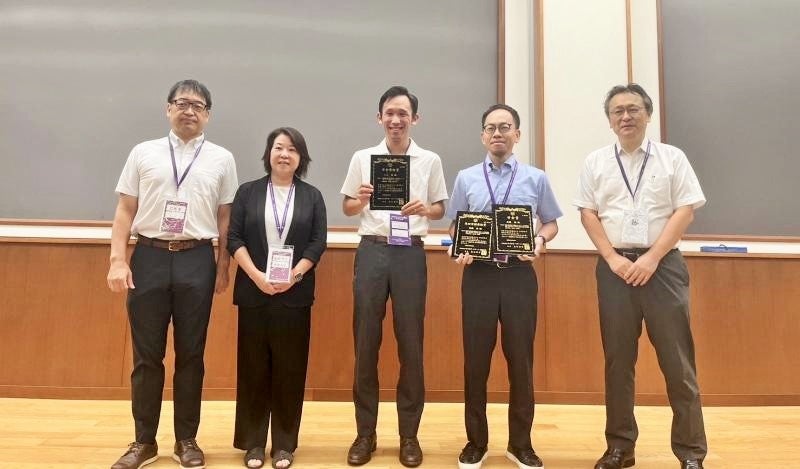 授賞式で記念撮影をする髙橋徹助教（右から２人目）