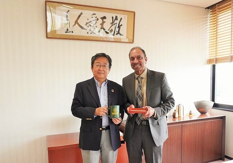 記念品交換の様子（ラットナム教授：右、那須学長：左）