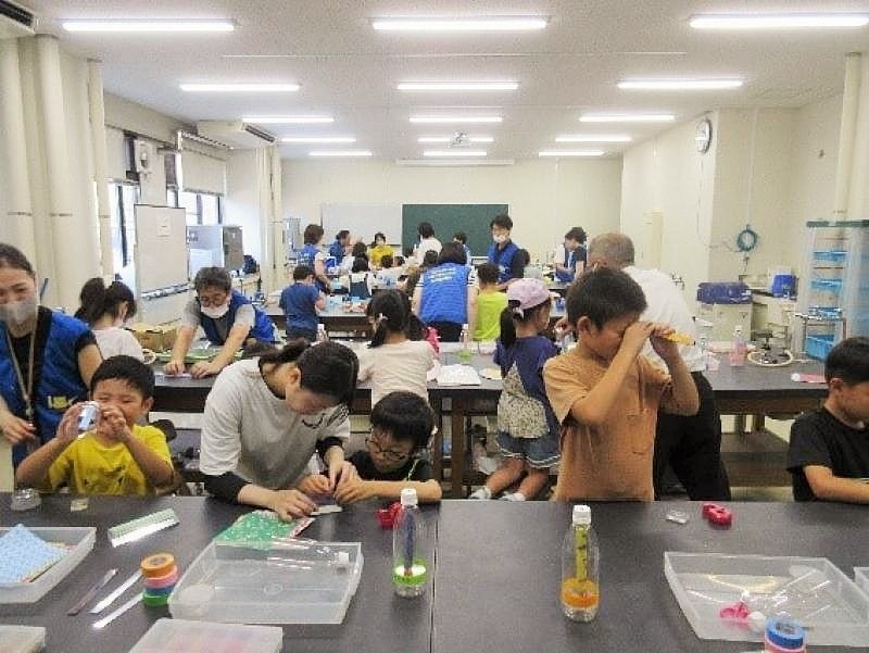 万華鏡、入浴剤、スライムを作製する様子