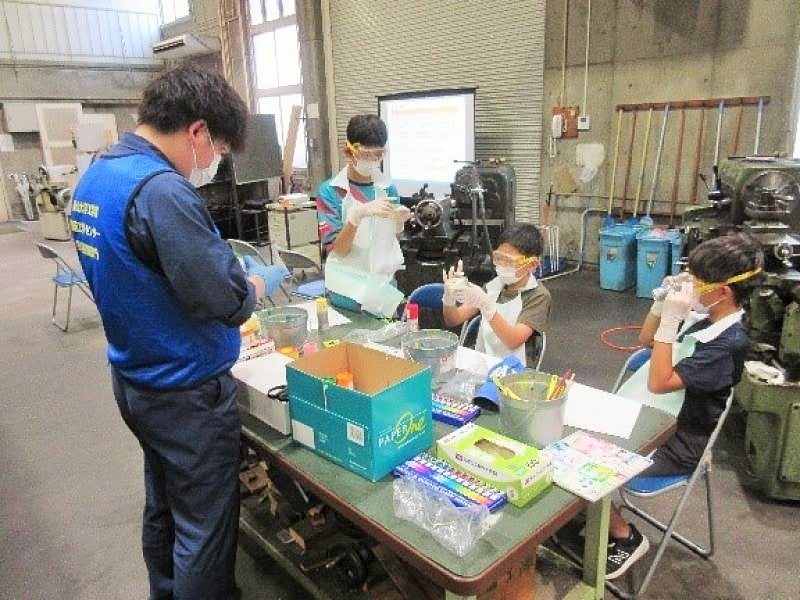 3Dプリンターでオリジナル貯金箱を作る様子