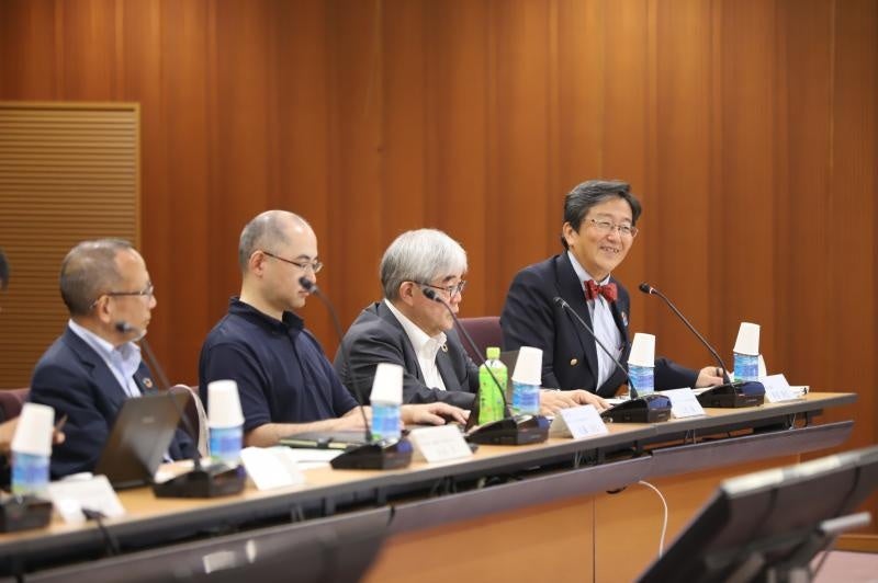 開会あいさつを行う那須学長（右）