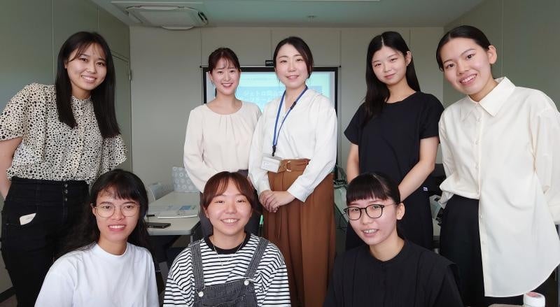 講師を囲んで記念写真（ジェトロ岡山にて）