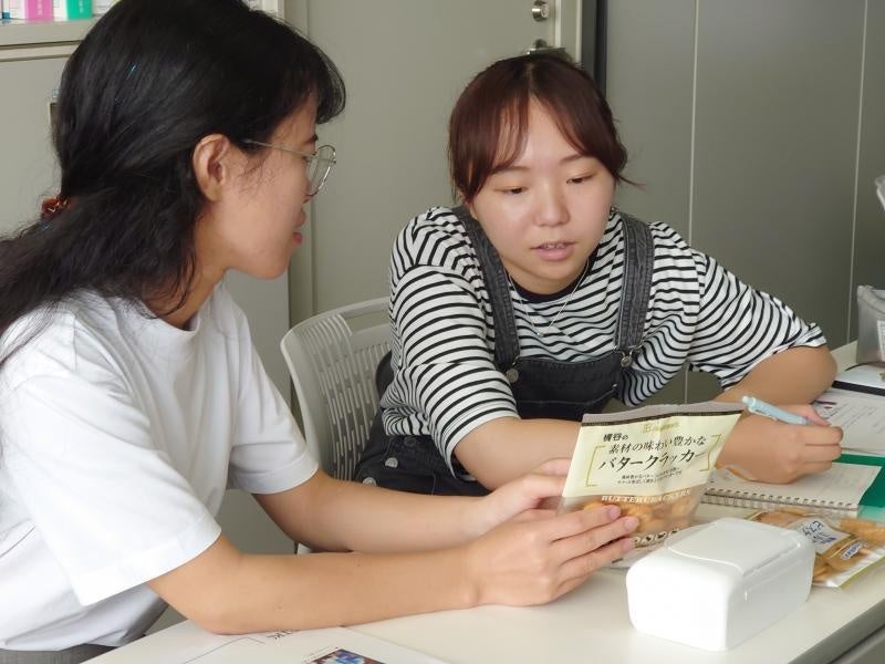 チームでのリサーチ＆作成会議の様子