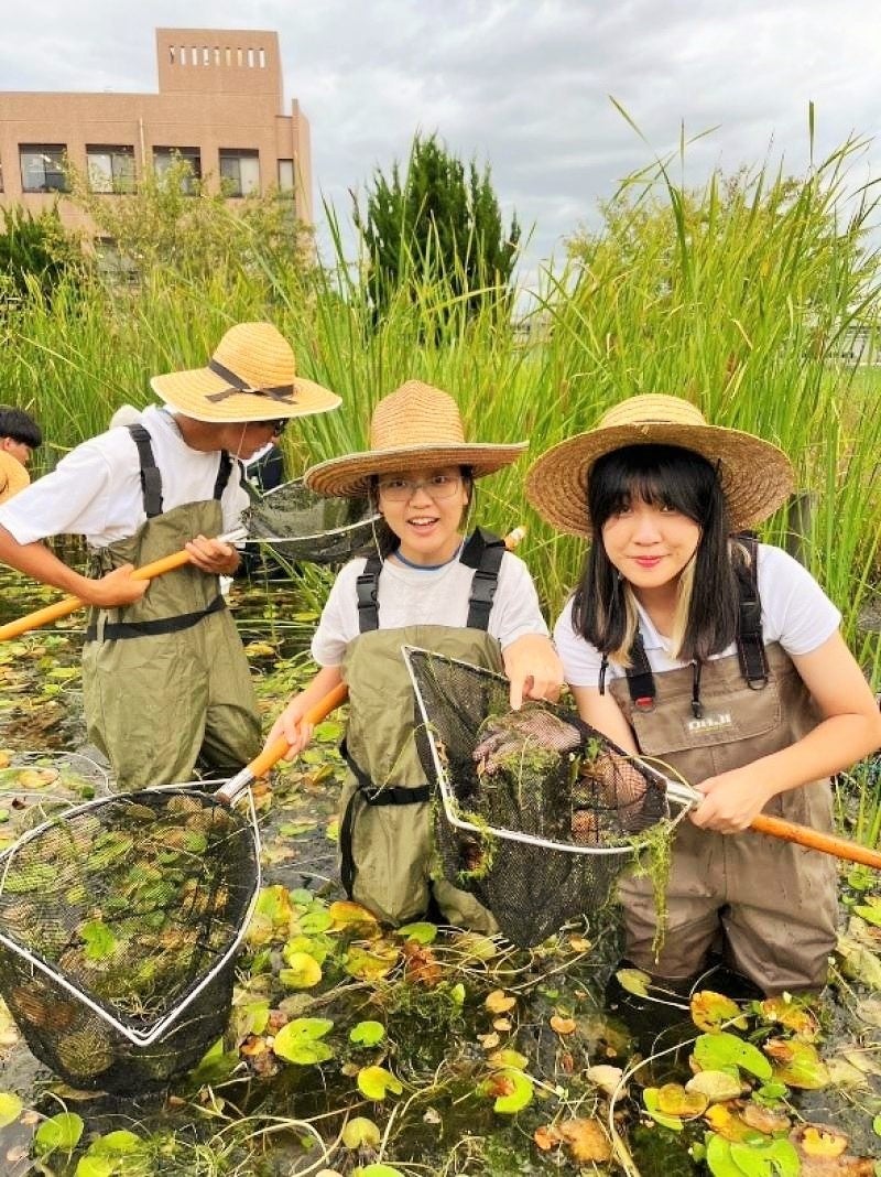 応用生態学研究室のラボツアーで学内水循環施設を利用して植生調査を行う様子