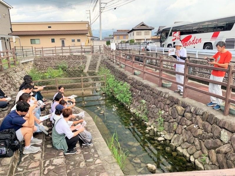 香川用水で環境配慮型農業用水路を見学する様子