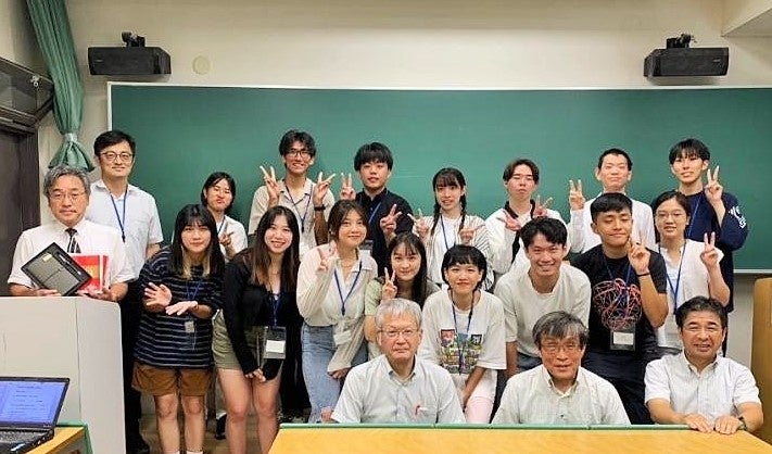 開講式の集合写真（難波学部長、守田環境マネジメントコース長、西村教授、前田教授と参加学生）