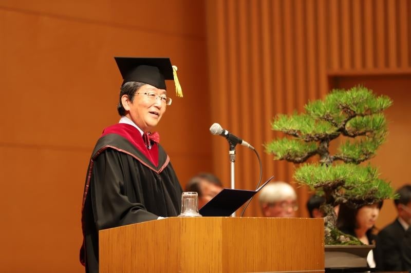 式辞を述べる那須学長