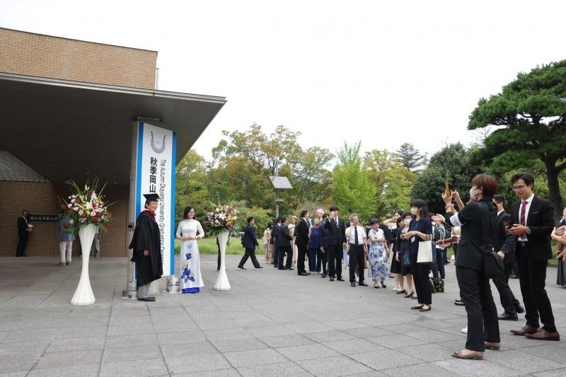 那須学長との記念撮影の様子