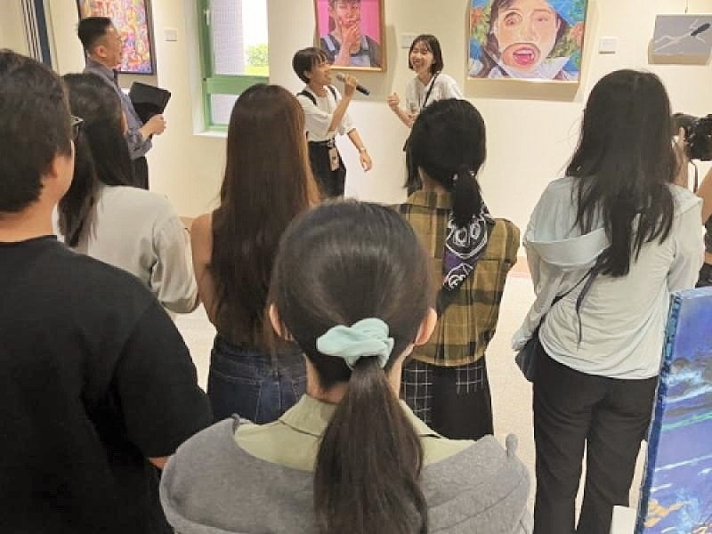 岡山大学学生による作品解説の様子