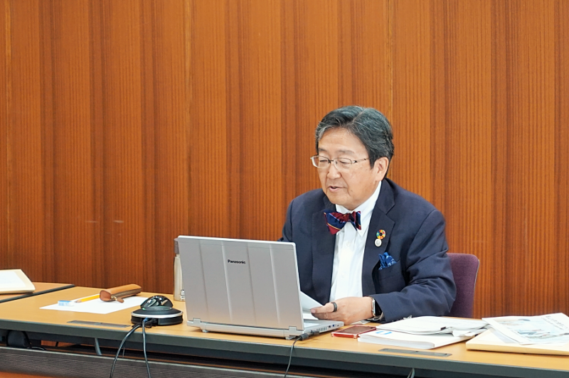 外部評価委員からの質問に回答する那須学長