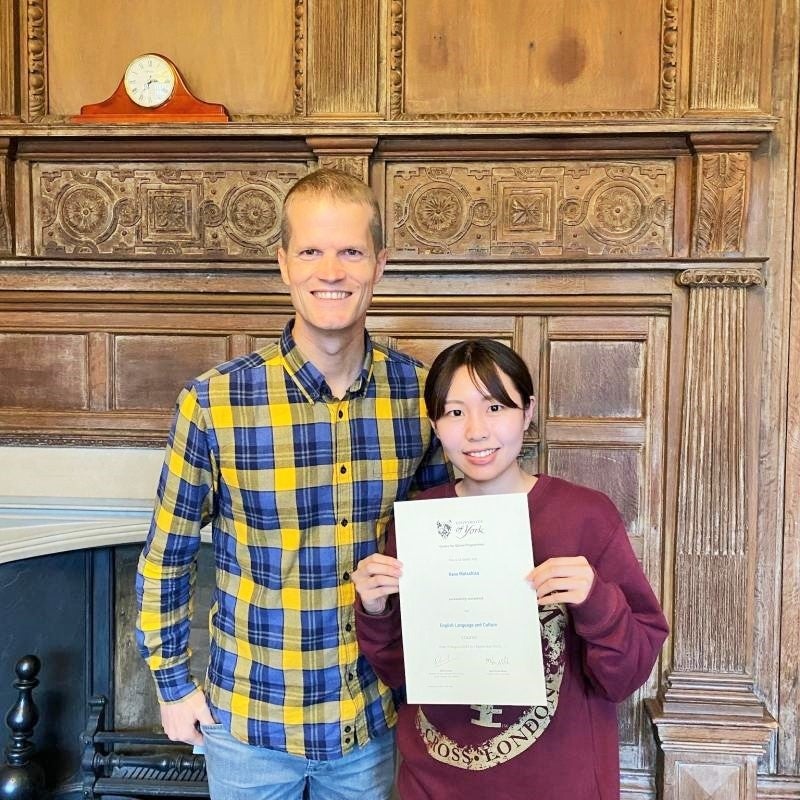 ヨーク大学担当教員と修了証書をもつ松久さん