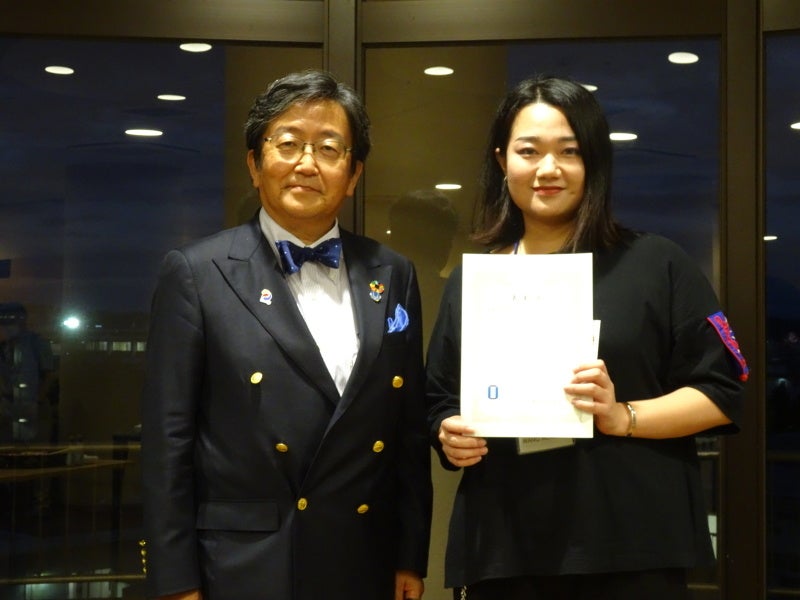 那須学長と最優秀発表賞を受賞したWANGさん（右）