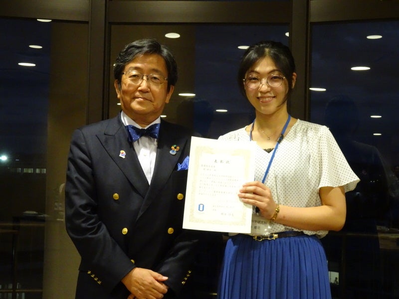 那須学長と最優秀発表賞を受賞した林さん(右)