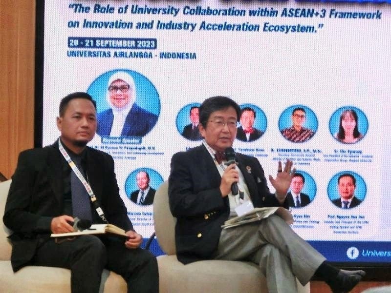 パネルディスカッションでの質疑に応える那須学長（右）