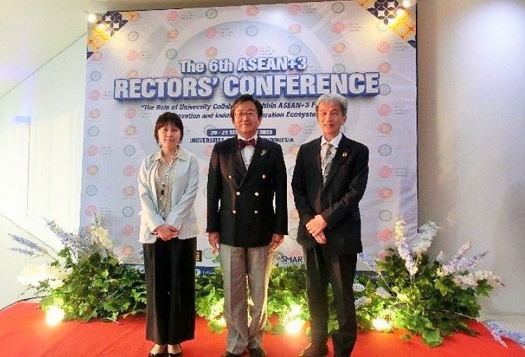 会議会場にて　那須学長（中央）、鈴木副学長（右）と田村国際企画課長（左）