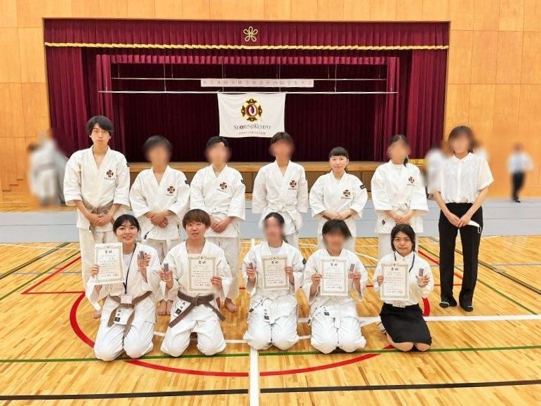 中四国学生大会の集合写真（前列の左端：江本さん 、前列左から2人目：武田さん）