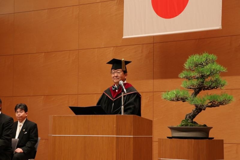 式辞を述べる那須学長