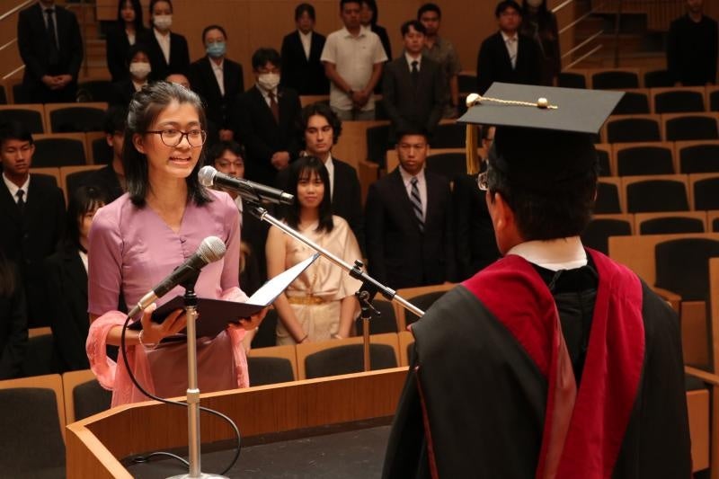 入学生宣誓をするMAY HSU MON CHOさん