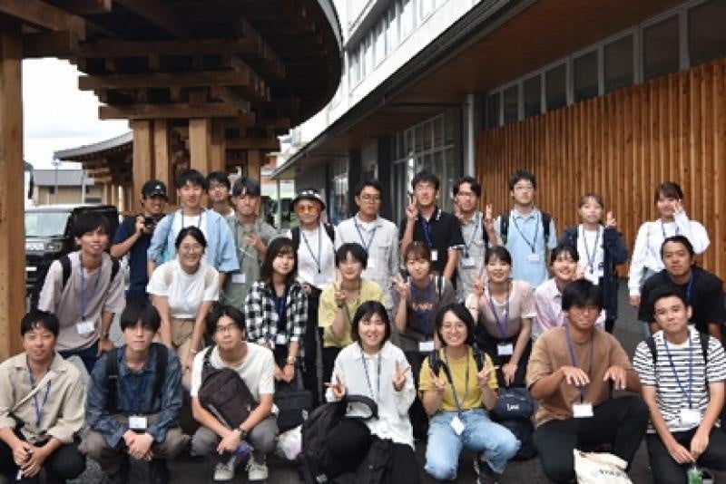 討論会後に市庁舎で集合写真