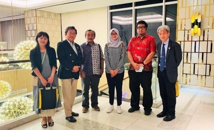 那須保友学長（左から2番目）と同窓生らとの記念撮影