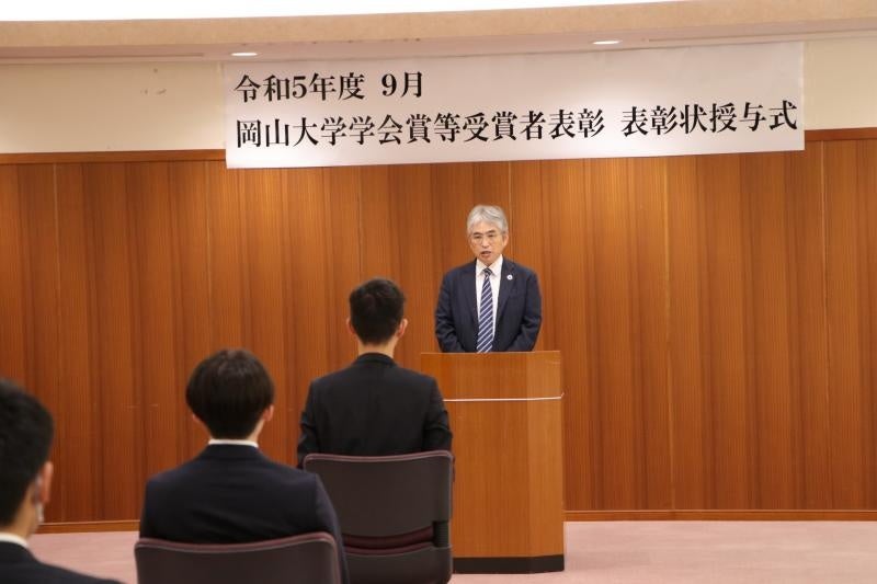 祝辞を述べる菅理事