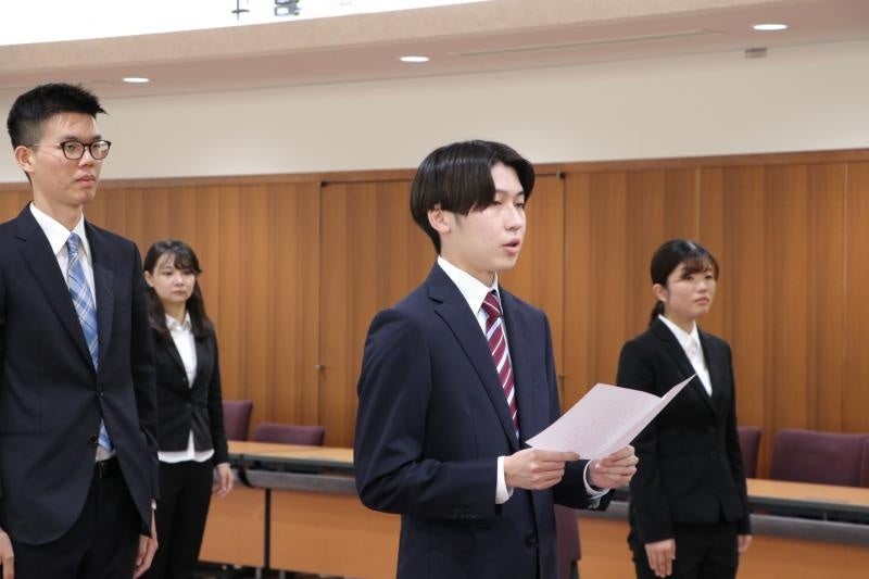 謝辞を述べる田主さん(右から2人目)